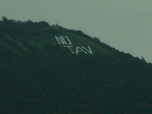 ADRO: SUL MONTE ALTO COMPARE UN’ENORME SCRITTA NO TAV